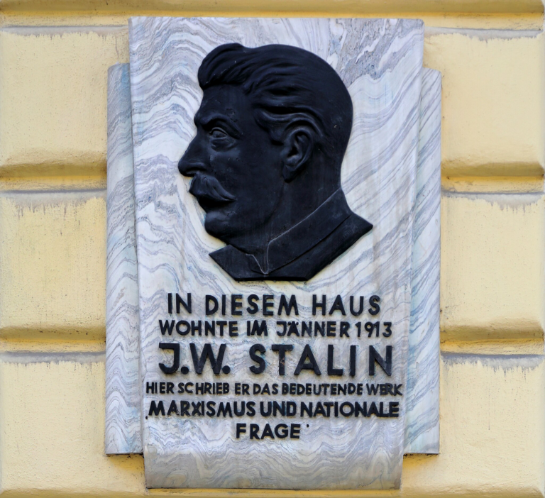 Stalin-Gedenktafel entfernen – Rache für die Niederlage 1945