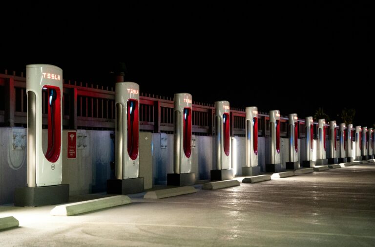 Tesla und IG Metall: Streit um Arbeitsbedingungen in der Gigafactory