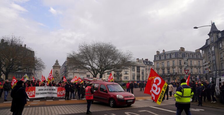 Protest vor dem Gerichtsgebäude: Solidarität mit entlassenem Gewerkschafter