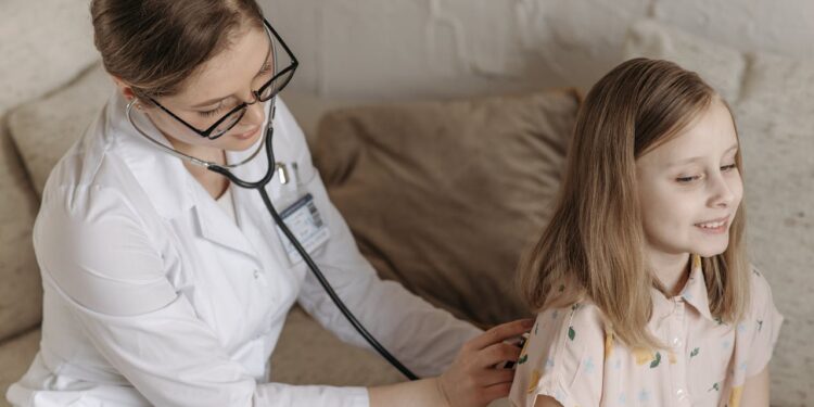 Kinder-Krankenhausaufenthalt: Hohe Begleitkosten belasten Familien massiv