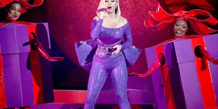 Ab ins All – Dekadenz und Ignoranz mit pinkem Anstrich