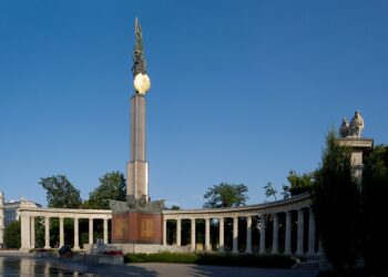 13. April 1945: Am Wiener Parlament weht die rote Fahne der UdSSR