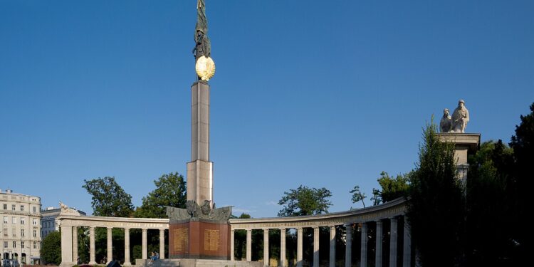 13. April 1945: Am Wiener Parlament weht die rote Fahne der UdSSR
