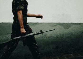 Vom Pazifisten zum Soldaten: Der rätselhafte Weg des CIA-Sohns Michael Gloss in den Donbass