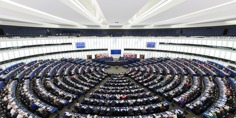 Provokation im EU-Parlament: Konservative fordern Verbot kommunistischer Symbole – KKE kontert entschieden