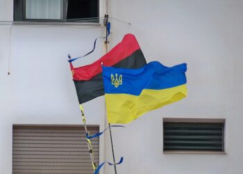 Österreichs Außenministerin posiert vor ukrainischer Faschistenfahne