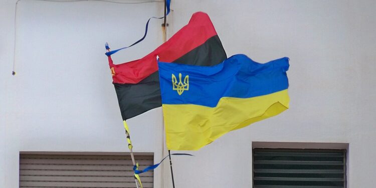 Österreichs Außenministerin posiert vor ukrainischer Faschistenfahne