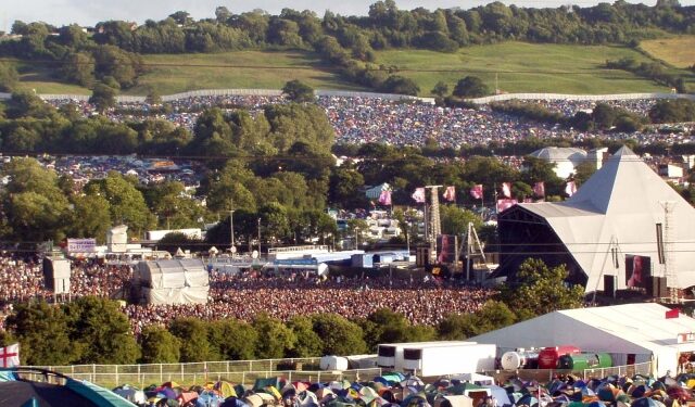 Rap, Repression und Widerstand: Kneecap trotzt britischer Zensur auf Glastonbury