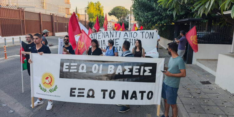 Zyprische Kommunisten protestieren vor US-Botschaft