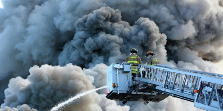 Brand in Linzer Mehrparteienhaus: Fünf Personen verletzt