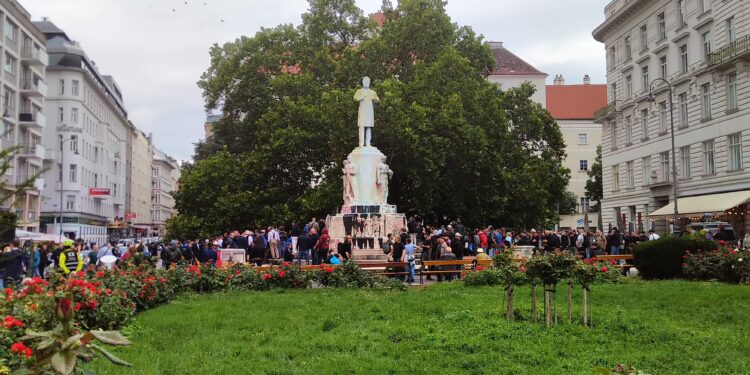 Wiener Neonazi-Aufmarsch von zahlreichen Protesten begleitet
