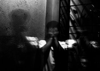 Stalking-Inszenierung eskaliert: Mann steckt eigenes Haus in Brand