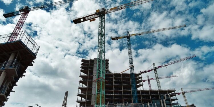 Drei schwere Arbeitsunfälle: Männer bei Forst‑, Bau- und Reinigungsarbeiten verletzt