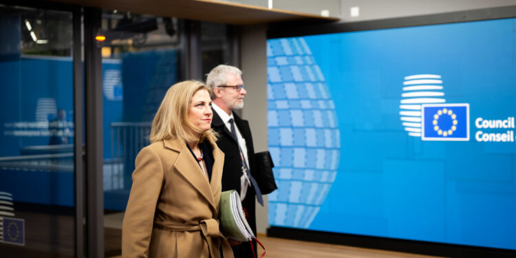 Aufrüstungs- oder Außenministerin?