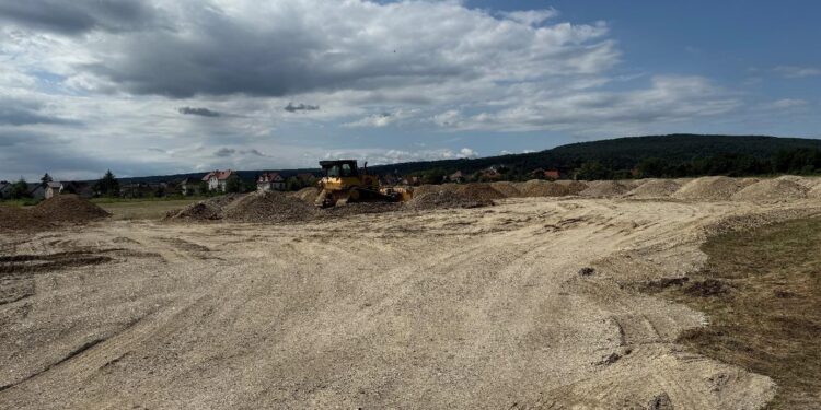 Bauarbeiten am ehemaligen NS-Lagerareal „Am Weinberg“ gestartet