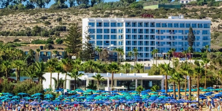 Urlaub als Klassenfrage: Europäische Kommunistische Aktion prangert „Urlaubsarmut“ an