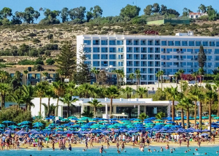 Urlaub als Klassenfrage: Europäische Kommunistische Aktion prangert „Urlaubsarmut“ an