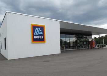 Hofer schließt Logistikstandort in Weißenbach – bis zu 300 Mitarbeiter von Umstrukturierung betroffen