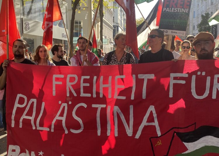 Zehntausende Menschen demonstrieren in Wien gegen Israels Völkermord in Palästina