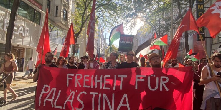Zehntausende Menschen demonstrieren in Wien gegen Israels Völkermord in Palästina