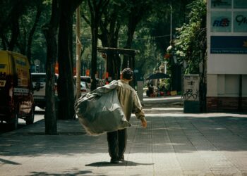 Feige Attacke auf Obdachlosen – Staatsversagen statt Lösungen