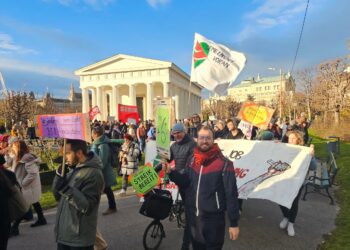 „Wir sollen also auf einen Teil unseres Gehaltes verzichten – trotz der anhaltenden sehr hohen Arbeitsbelastung“