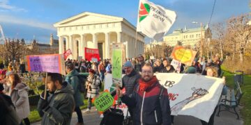 „Wir sollen also auf einen Teil unseres Gehaltes verzichten – trotz der anhaltenden sehr hohen Arbeitsbelastung“
