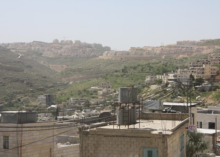 Brutale Gewalt bei Olivenernte: Israelische Siedler greifen palästinensische Bauern in der Westbank an
