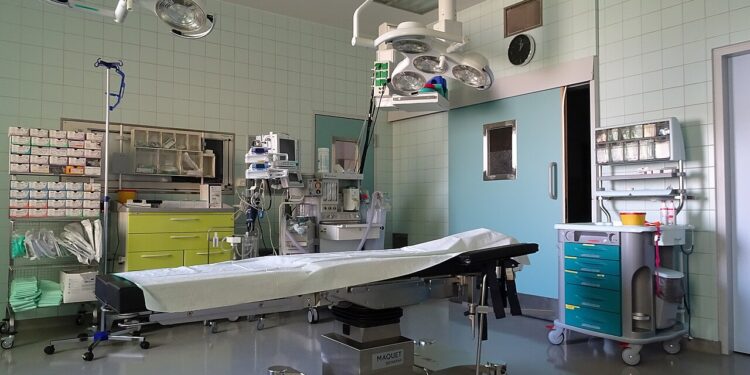 Kapitalismus im Krankenhaus: 18 Monate Wartezeit für Hüft-OP – oder 6.000 Euro
