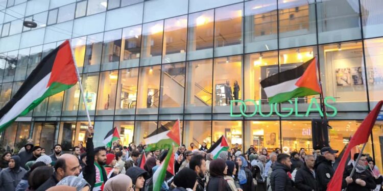 Proteste gegen Israels Angriff auf die „Global Sumud Flotilla“ in ganz Österreich