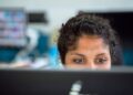 Mehr als die Hälfte der Frauen in Industrie, Gewerbe und IT erlebt sexuelle Belästigung am Arbeitsplatz