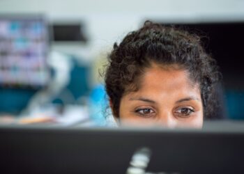 Mehr als die Hälfte der Frauen in Industrie, Gewerbe und IT erlebt sexuelle Belästigung am Arbeitsplatz