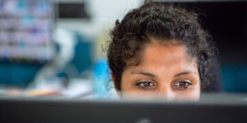 Mehr als die Hälfte der Frauen in Industrie, Gewerbe und IT erlebt sexuelle Belästigung am Arbeitsplatz