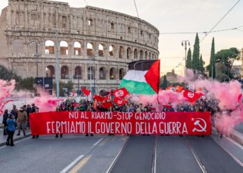 Kommunistinnen und Kommunisten des FGC und FC auf einer Demo
