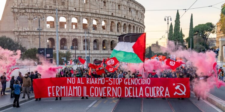 Kommunistinnen und Kommunisten des FGC und FC auf einer Demo