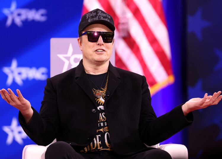 Elon Musk in Unschuldspose