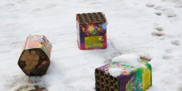 Im Schnee liegende ausgebrannte Feuerwerkskörper