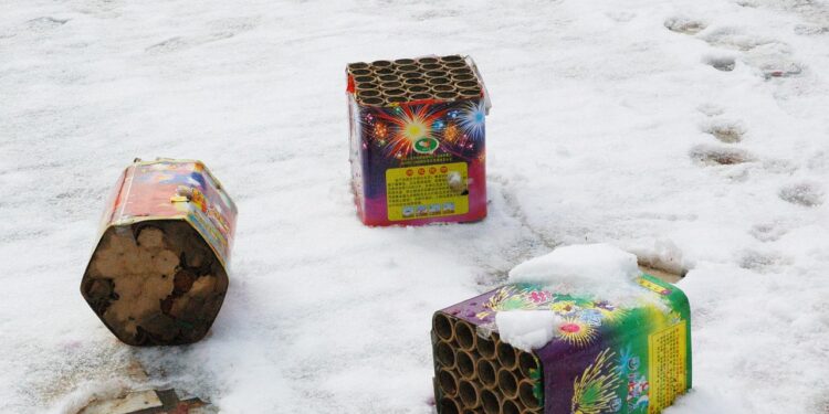 Im Schnee liegende ausgebrannte Feuerwerkskörper