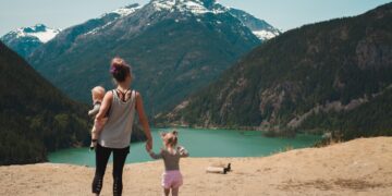 Alleinerziehende Mutter, die mit ihren Kindern in eine ungewisse Zukunft blickt