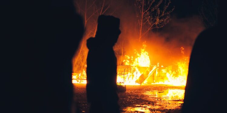 Mit Pyromanie beschäftigte dunkle Gestalt