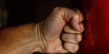 Ein Mann schlägt Ex-Partnerin und bedroht Kinder