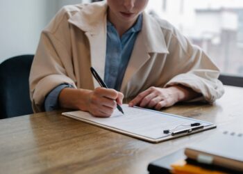 Einen Antrag ausfüllende Frau