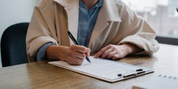 Einen Antrag ausfüllende Frau