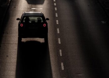 Im Dunkeln fahrendes Auto