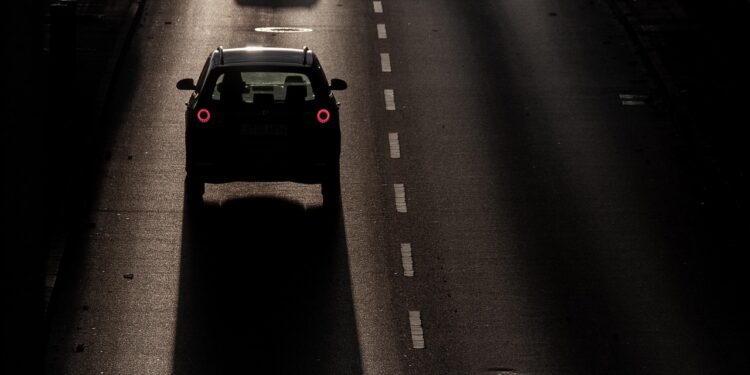 Im Dunkeln fahrendes Auto