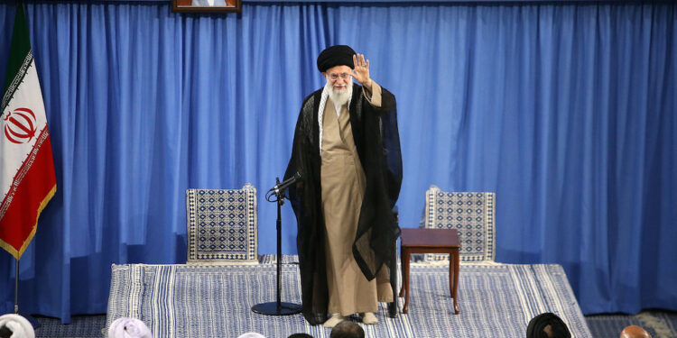 Ali Khamenei in Rednerpose