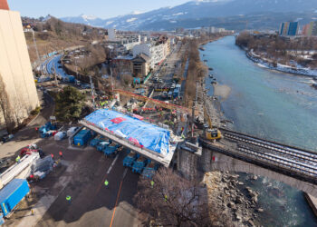 Neue Rauchmühlbrücke in Innsbruck eingesetzt – Sperre bleibt bis Ende Jänner