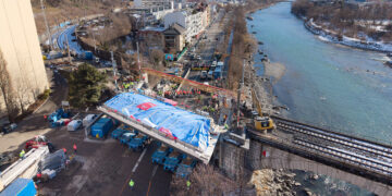 Neue Rauchmühlbrücke in Innsbruck eingesetzt – Sperre bleibt bis Ende Jänner