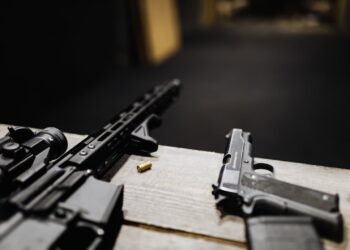 Auf einem Tisch liegende Schusswaffen