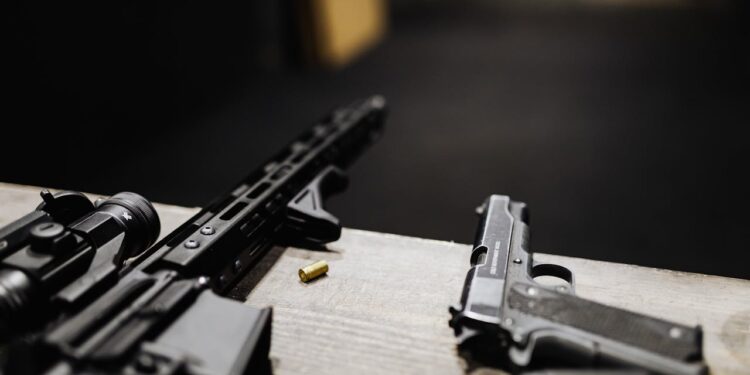 Auf einem Tisch liegende Schusswaffen